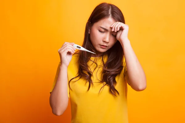 Jonge Aziatische vrouw kreeg zieken en griep. — Stockfoto