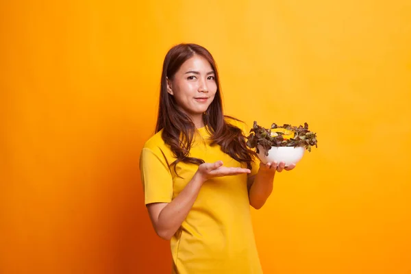 Saludable mujer asiática con ensalada en vestido amarillo — Foto de Stock
