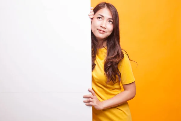 Fiatal ázsiai nő, üres jel sárga ruha — Stock Fotó