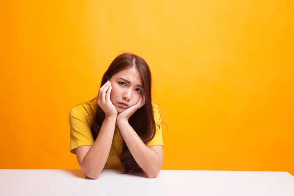 Ασιατικό κορίτσι με το θλιβερό συναίσθημα σε κίτρινο φόρεμα — Φωτογραφία Αρχείου