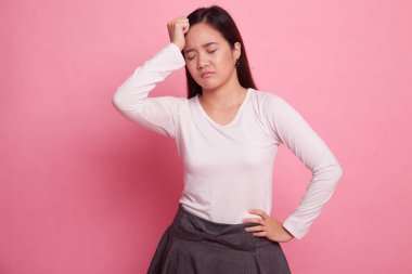 Genç Asyalı kadın hasta ve baş ağrısı var.