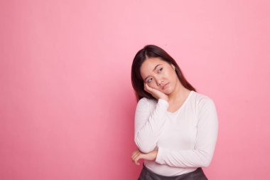 Güzel genç Asyalı kadın almak bıkkın.