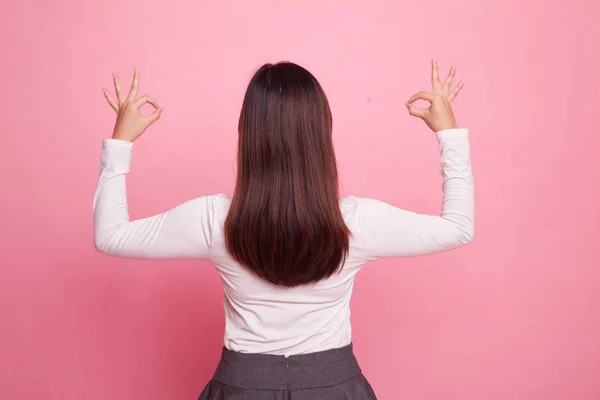 Visão traseira da mulher asiática mostrar duplo sinal de mão OK . — Fotografia de Stock