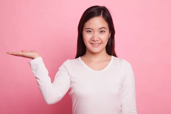 Beautiful young Asian woman show palm hand. — Stock Photo, Image