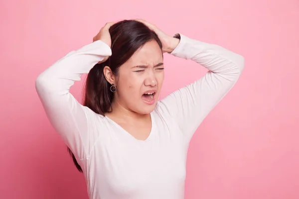 Stressed young Asian businesswoman scream out. — Stock Photo, Image
