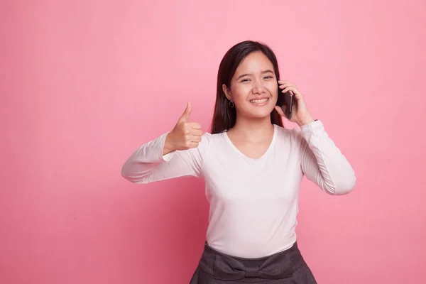 Jeune asiatique femme pouces vers le haut montrer avec téléphone geste . — Photo