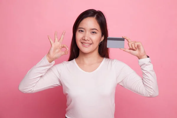 若いアジア女性はブランク カードと [ok] を表示します。. — ストック写真