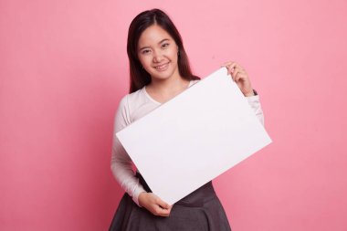 Beyaz boş işareti ile genç Asyalı kadın.