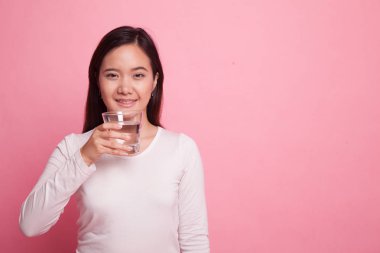 Genç Asyalı kadın ile içme suyu bir bardak.