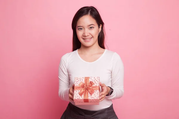 年轻的亚裔女子，和一个礼品盒. — 图库照片
