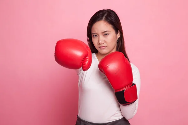 Joven mujer asiática con guantes de boxeo rojos . —  Fotos de Stock