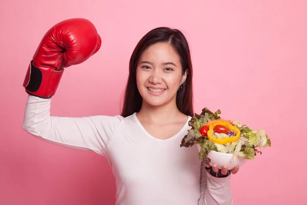 Joven mujer asiática con guante de boxeo y ensalada . —  Fotos de Stock