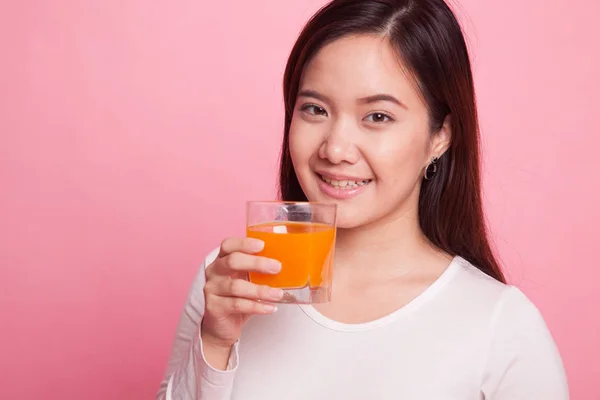 Jovem mulher asiática beber suco de laranja . — Fotografia de Stock