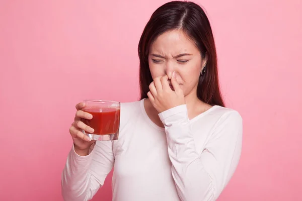 Young Asian woman hate tomato juice. — Stock Photo, Image