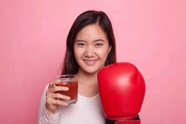 Joven mujer asiática con jugo de tomate y guante de boxeo . —  Fotos de Stock