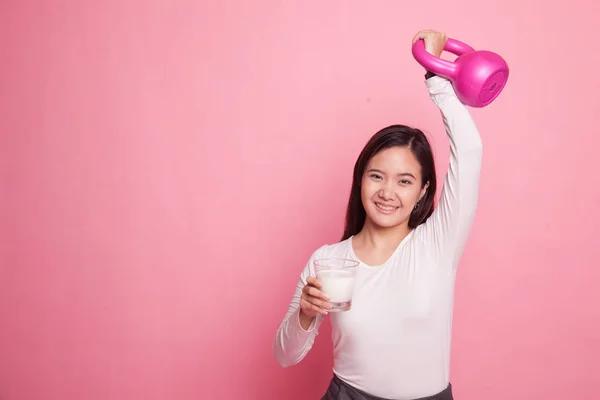 Donna asiatica sana che beve un bicchiere di latte e manubri . — Foto Stock