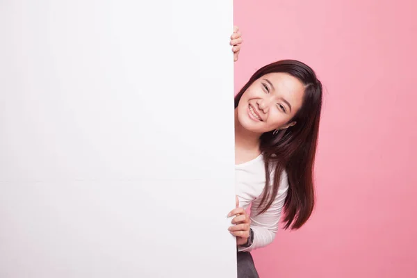 Jovem mulher asiática com sinal em branco . — Fotografia de Stock