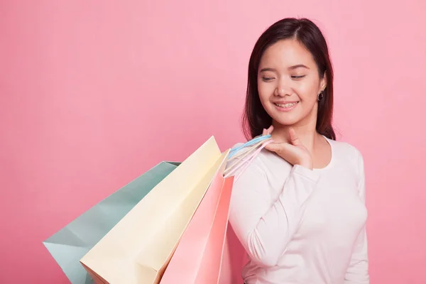 Giovane donna asiatica felice con shopping bag . — Foto Stock