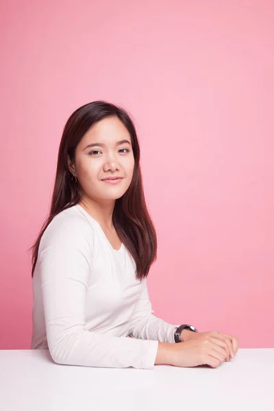 Hermosa Joven Asiática Sonriendo Sobre Fondo Rosa —  Fotos de Stock