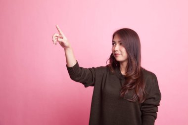 Asyalı kadın parmak ile ekranın dokunmadan.