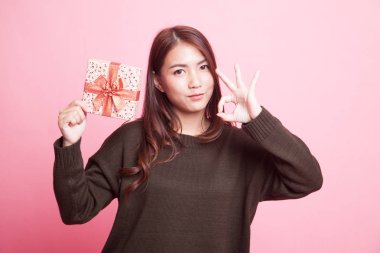 Genç Asyalı kadın gösterisi Tamam bir hediye kutusu ile.