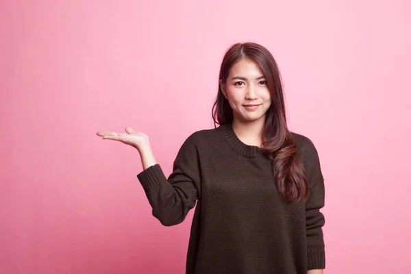 Bella giovane donna asiatica mostra mano di palma . — Foto Stock