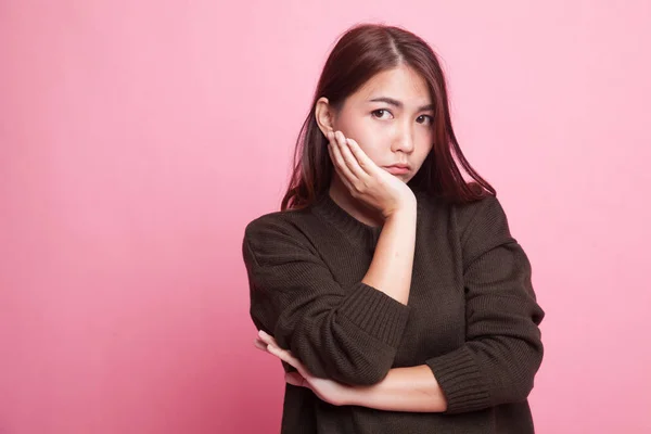 Beautiful young Asian woman get bored. — Stock Photo, Image