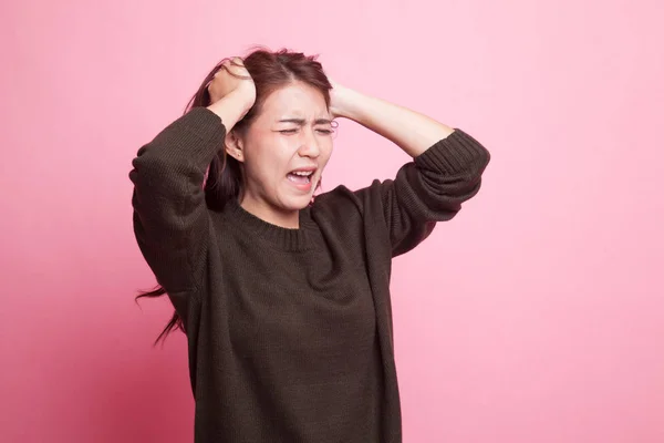 Estresado joven mujer de negocios asiática gritar . — Foto de Stock