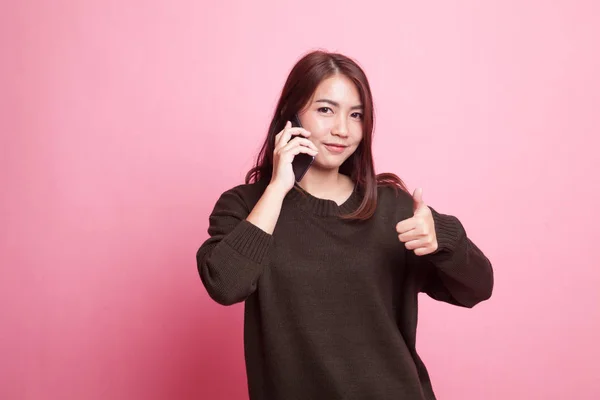 Молодая азиатка с большим пальцем вверх шоу с телефоном жест . — стоковое фото