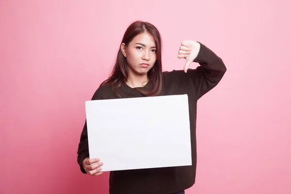 Młoda kobieta azjatyckich Pokaż kciuk w dół z biały znak puste. — Zdjęcie stockowe