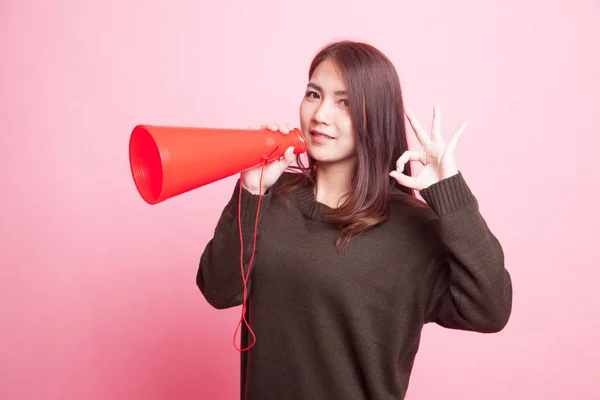 Красивая молодая азиатка шоу ОК объявить с мегафоном . — стоковое фото