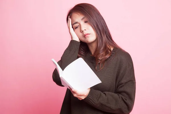 Νεαρά ασιατικές γυναίκα έχεις πονοκέφαλο Διαβάστε ένα βιβλίο. — Φωτογραφία Αρχείου