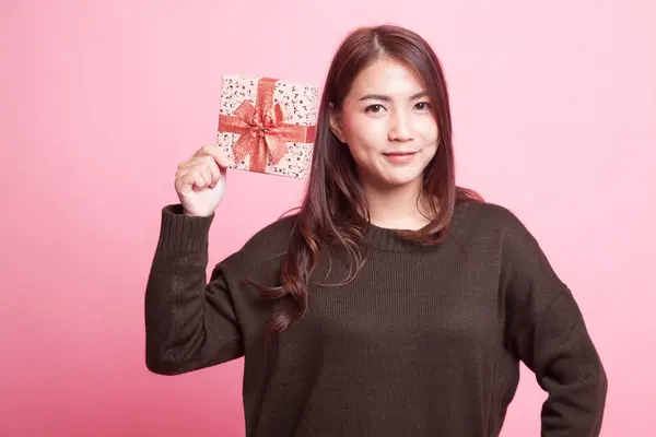 Молодая азиатка с подарочной коробкой . — стоковое фото