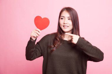 Asyalı kadın gelin için kırmızı kalp.