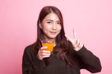 Genç Asyalı kadın Haritayı zafer işareti içki portakal suyu.