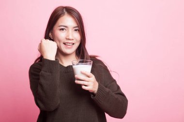 Bir bardak süt içme sağlıklı Asyalı kadın.