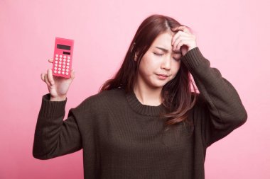 Asyalı kadın hesap makinesi ile ağrıyor.