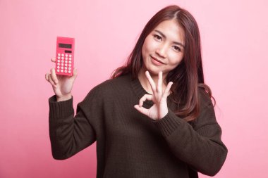 Asyalı kadın göster Tamam hesap makinesi ile.