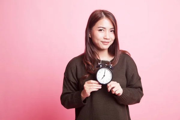 Mladá asijská žena úsměv s hodinami. — Stock fotografie