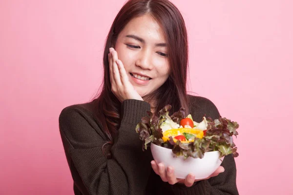 Gezonde Aziatische vrouw met salade. — Stockfoto