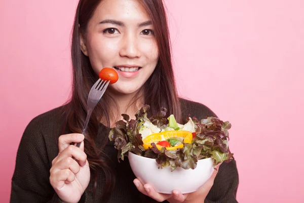 Friska asiatisk kvinna med sallad. — Stockfoto