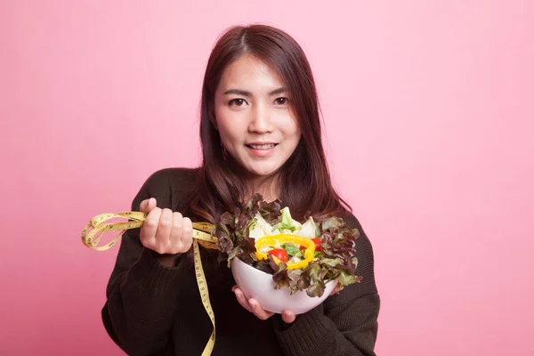 Mulher asiática saudável com fita métrica e salada . — Fotografia de Stock