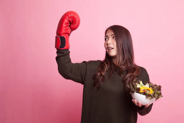 Joven mujer asiática con guante de boxeo y ensalada . —  Fotos de Stock