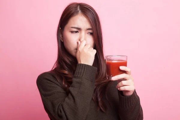 Ung asiatisk kvinna hatar tomatjuice. — Stockfoto