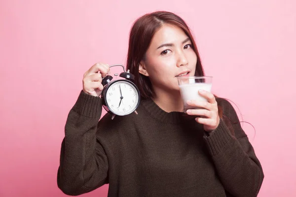 Femme asiatique en bonne santé boire verre de lait tenir horloge . — Photo