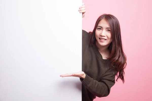 Young Asian woman present blank sign with palm hand. — Stock Photo, Image