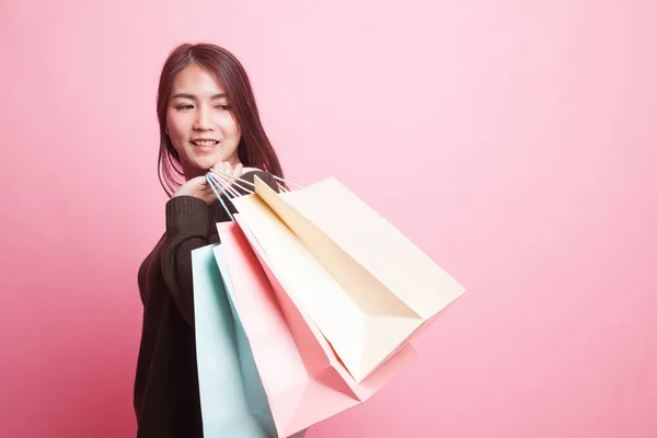 젊은 아시아 여성 행복 쇼핑 가방. — 스톡 사진