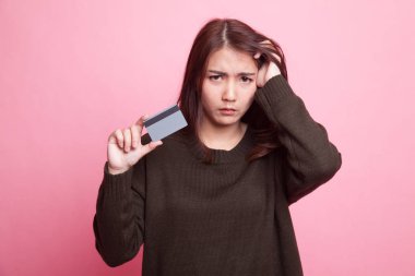 Genç Asyalı kadın baş ağrısı boş bir kart ile.