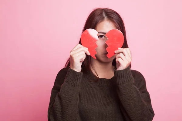 Beautiful young Asian woman with broken heart. — Stock Photo, Image