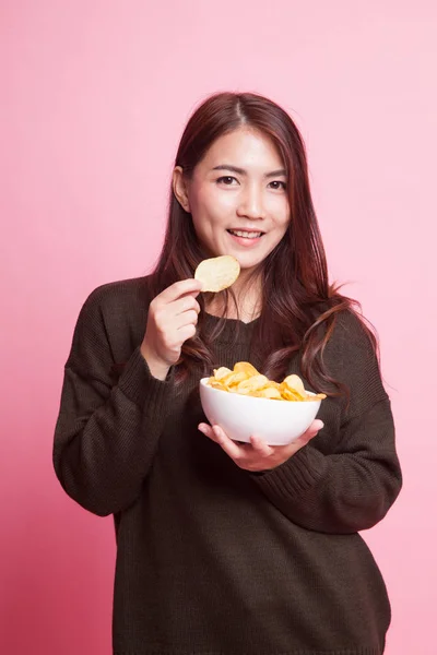 Jovem mulher asiática comer batatas fritas . — Fotografia de Stock